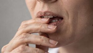 Nägelkauen ist nicht nur Stress – es verrät oft diesen überraschenden Charakterzug